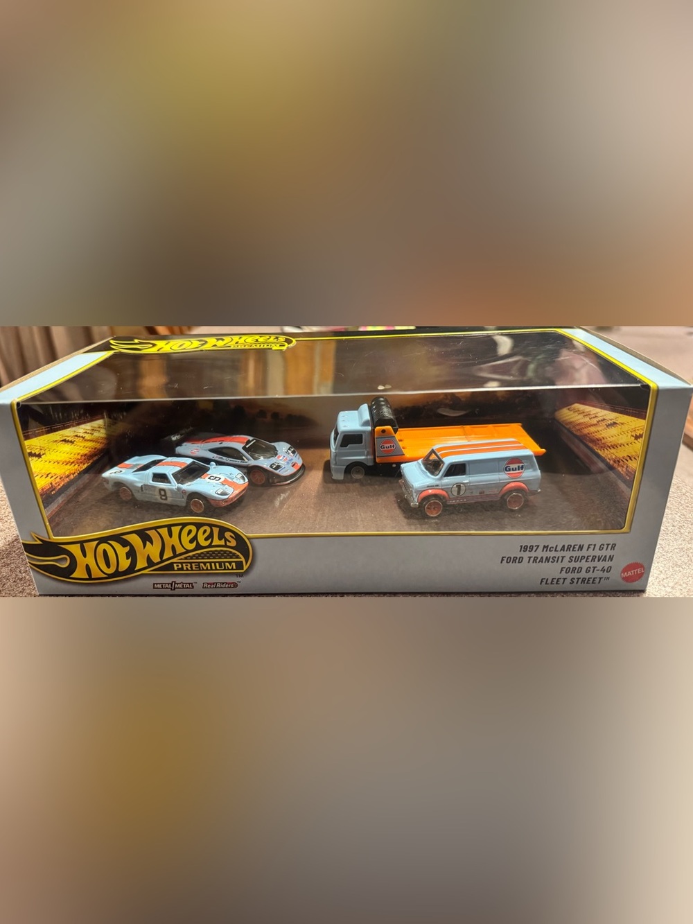HOT WHEELS PREMIUM COLLECTIORS DISPLAY SET GULF 3 CARS/1 TRANSPORTER 97 MCLAREN